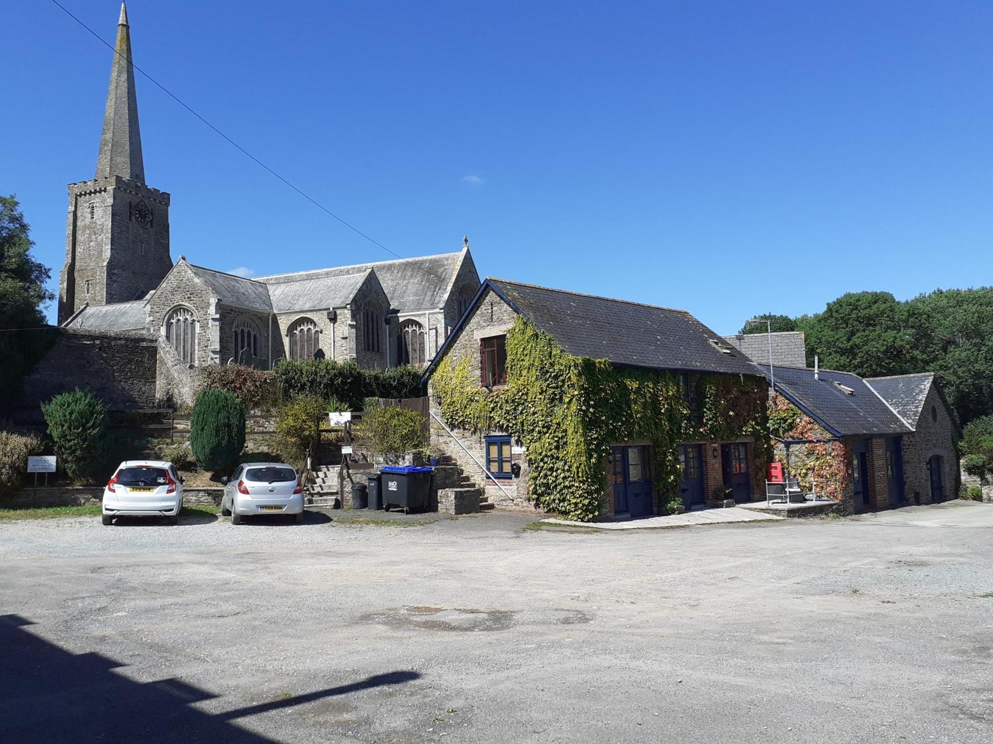 The Ivy Barn Holbeton Hotel Exterior photo